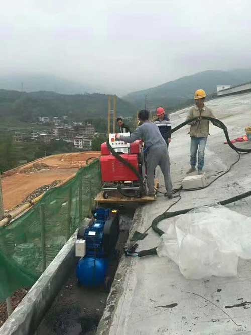 别墅屋面聚脲防水施工現場